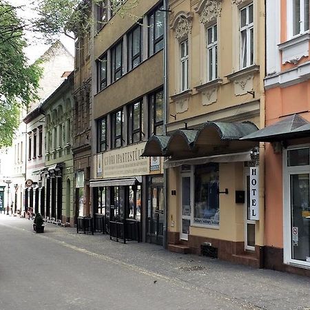 Kucko Panzio Gyor Apartment Bagian luar foto