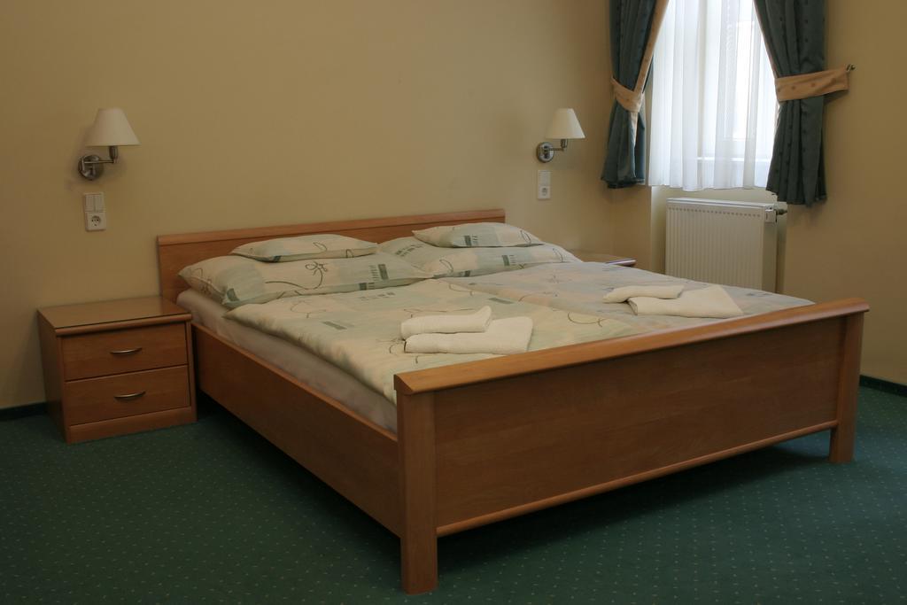 Kucko Panzio Gyor Apartment Bagian luar foto