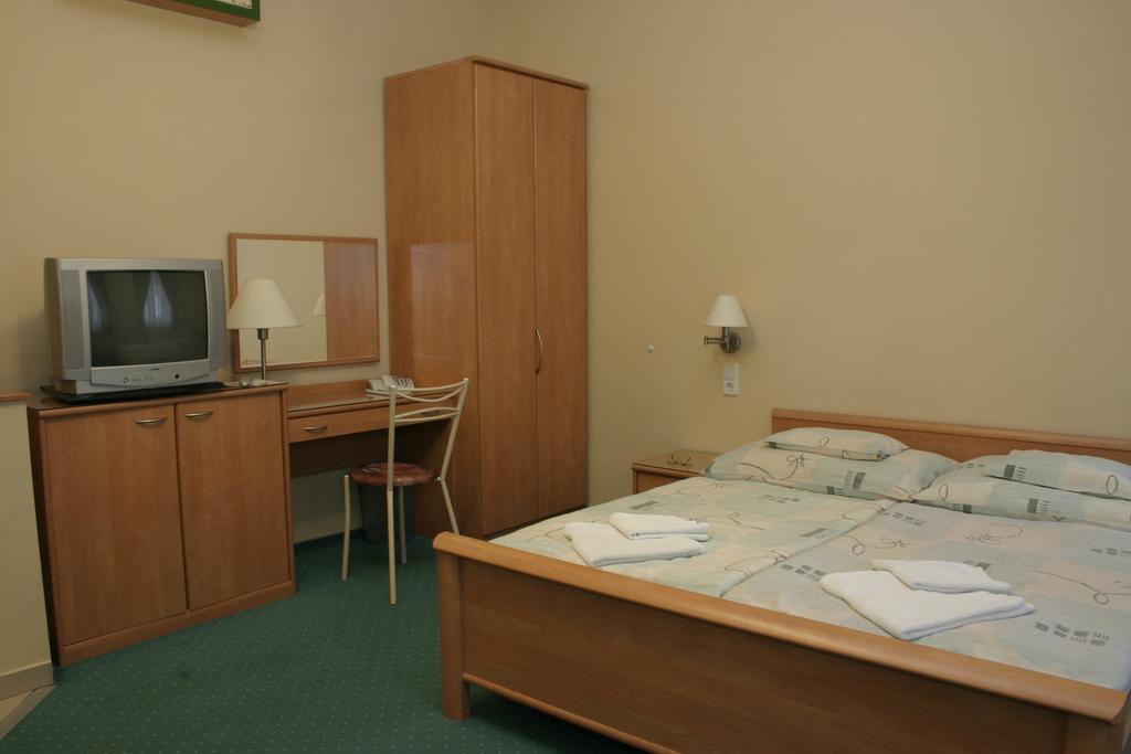 Kucko Panzio Gyor Apartment Bagian luar foto