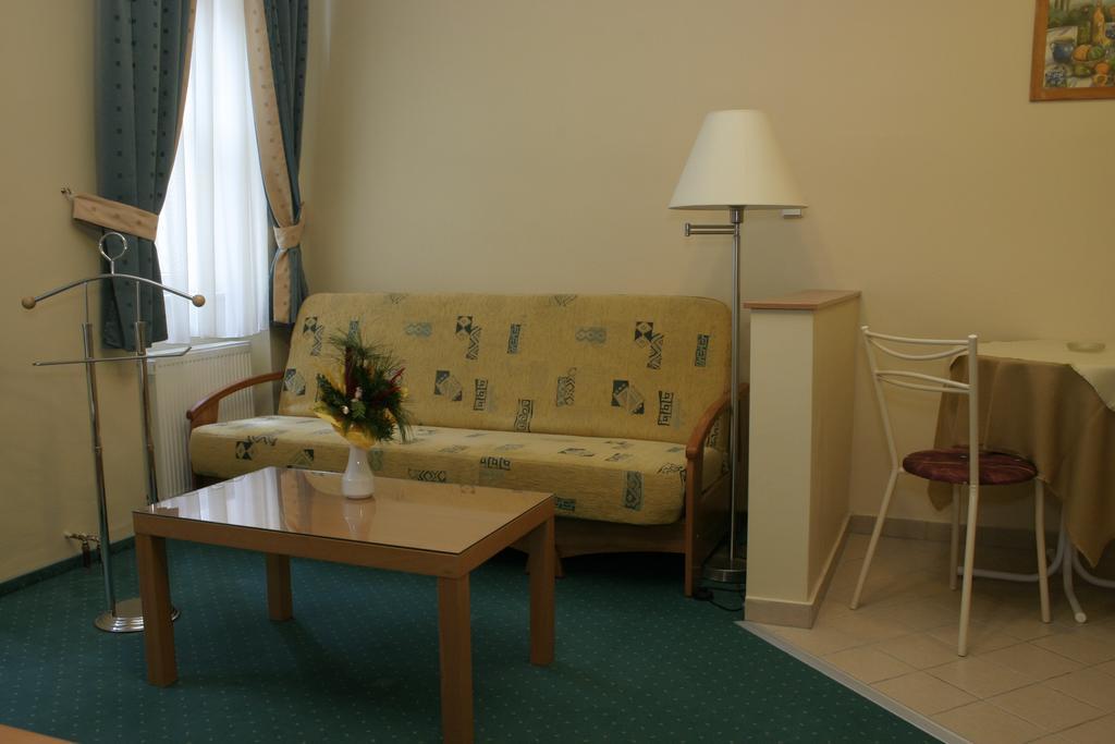Kucko Panzio Gyor Apartment Bagian luar foto
