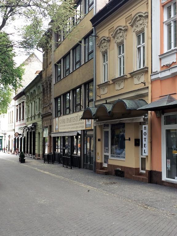 Kucko Panzio Gyor Apartment Bagian luar foto